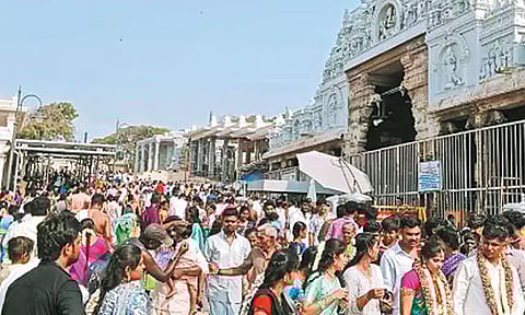 திருச்செந்தூர் கோவிலில் குவிந்த பக்தர்கள்.. நீண்ட நேரம் காத்திருந்து தரிசனம்