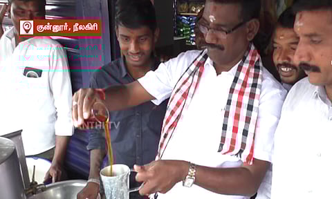 நீலகிரியில் டீ போட்டுக் கொடுத்து வாக்கு சேகரித்த அ.தி.மு.க. வேட்பாளர்