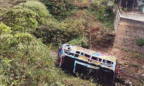 த.வெ.க. தொண்டர்கள் சென்ற வேன் 30 அடி பள்ளத்தில் கவிழ்ந்தது; 21 பேர் படுகாயம்