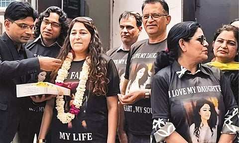 விவாகரத்து பெற்று வந்த மகளை மேளதாளம் முழங்க வரவேற்ற நீதிபதி... வினோதம் சம்பவம்