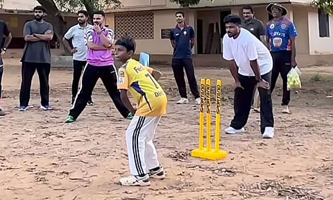 சிறுவர்களுடன் கிரிக்கெட் விளையாடிய சென்னை வீரர் சஞ்சு சாம்சன்