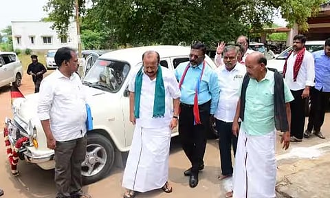 'சென்டிமென்ட்' காரில் வந்து வேட்புமனு தாக்கல் செய்த அமைச்சர் எம்.ஆர்.கே. பன்னீர்செல்வம்