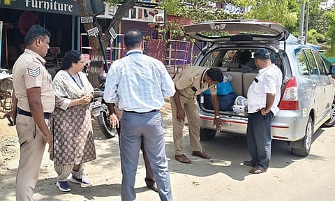 நெல்லையில் பறக்கும் படை சோதனைகள் தீவிரம்: தேர்தல் பார்வையாளர்கள் நேரில் ஆய்வு