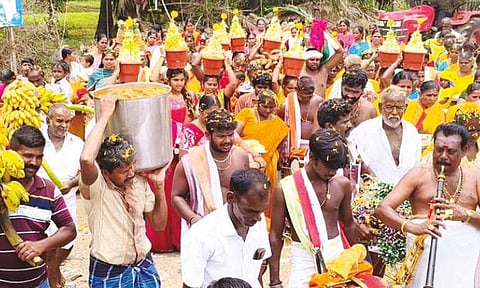அம்மனுக்கு சீர்வரிசை மற்றும் முளைப்பாரி எடுத்து வந்த பக்தர்கள்