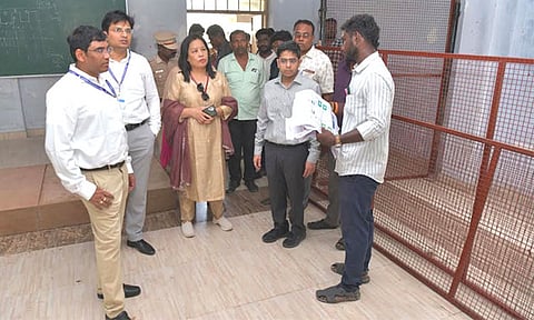 தூத்துக்குடி வாக்கு எண்ணும் மையத்தில் பொது பார்வையாளர்கள் ஆய்வு