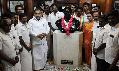 காமராஜர் இல்லத்தில் மரியாதை செலுத்திவிட்டு தேர்தல் பணிகளை தொடங்கிய மாணிக்கம் தாகூர்