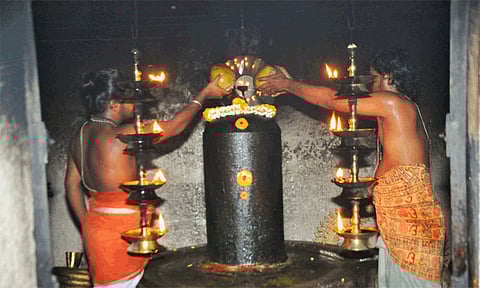 சுவாமிக்கு இளநீர் அபிஷேகம்