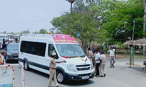 தவெக தலைவர் விஜய்யின் வாகனத்தில் தேர்தல் பறக்கும் படையினர் சோதனை