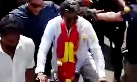 காரைக்குடி பிரசாரத்துக்கு செல்லும் வழியில் திடீரென சைக்கிள் ஓட்டிய விஜய்