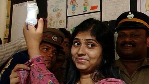 விரலில் காயம்.. தடைகளை தாண்டி வாக்கு செலுத்திய இளம்பெண்