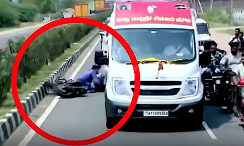 தவெக தலைவர் விஜய் பிரசார வாகனத்தை பின்தொடர்ந்து பைக்கில் சென்று விபத்தில் சிக்கிய இளைஞர்கள்