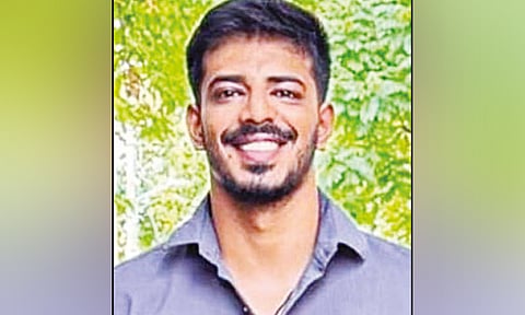 திருமண அழைப்பிதழ் கொடுக்க சென்ற புதுமாப்பிள்ளைக்கு நேர்ந்த பரிதாபம்