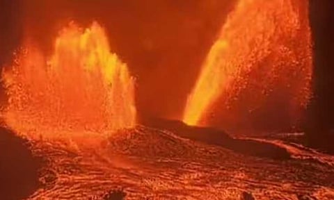 சுமார் 625 அடி உயரத்திற்கு நெருப்பை வெளியேற்றிய கிலாவியா எரிமலை