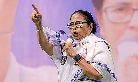 பெங்காலியில் பேசுவதால் நாங்கள் இந்தியர்கள் இல்லையா? மம்தா ஆவேசம்