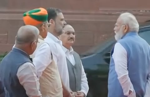 நாடாளுமன்ற வளாகத்தில் பிரதமர் மோடி- ராகுல் காந்தி கலந்துரையாடல்