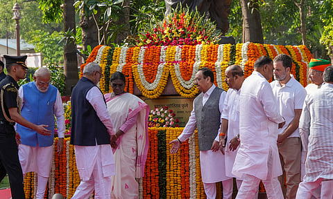 ஜோதிபா புலேவின் 200-வது பிறந்தநாள் விழா: பாராளுமன்றத்தில் தலைவர்கள் மரியாதை