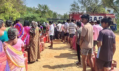 தூத்துக்குடியில் சிலிண்டர் வாங்க 2 மணி நேரம் வரிசையில் காத்திருக்கும் மக்கள்