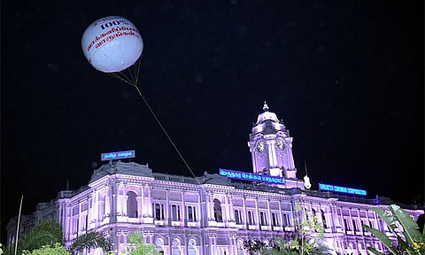 சென்னை ரிப்பன் மாளிகையில் ராட்சத பலூன் பறக்கவிட்டு தேர்தல் விழிப்புணர்வு