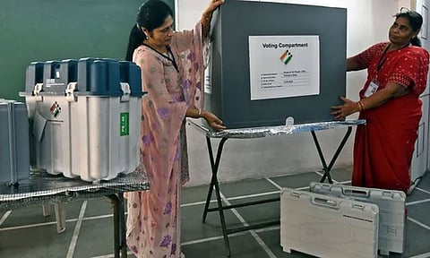 தேர்தல் பணியில் ஈடுபட்ட அரசு ஊழியர்களிடம் ரூ.1,000 பிடித்தம்; வெளியே சொல்லமுடியாமல் குமுறல்