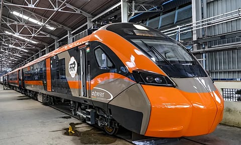 மும்பை-பெங்களூரு இடையே வந்தே பாரத் ஸ்லீப்பர் ரெயில் சேவை; மத்திய அரசு ஒப்புதல்