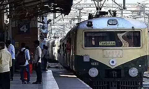 பயணிகள் கவனத்திற்கு... மின்சார ரெயில் சேவைகளில் மாற்றம்