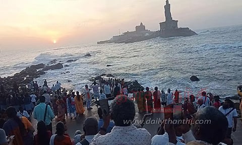 விடுமுறை தினம்: கன்னியாகுமரியில் குவிந்த சுற்றுலா பயணிகள்