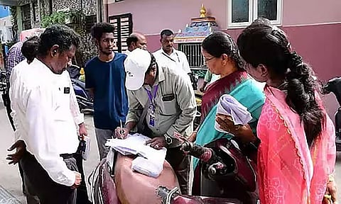 தமிழ்நாடு முழுவதும் வீடு வீடாக ‘பூத் சிலிப்' வழங்கும் பணி இன்று தொடக்கம்