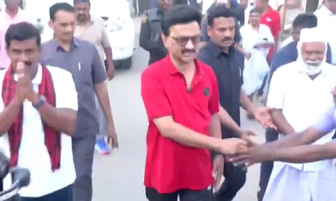 ராமநாதபுரம்: நடைபயிற்சியின்போது வாக்குசேகரிப்பில் ஈடுபட்ட முதல்-அமைச்சர் மு.க.ஸ்டாலின்