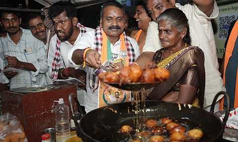 சேவூர் சந்தையில் பணியாரம் சுட்டு வாக்கு சேகரித்த மத்திய மந்திரி எல்.முருகன்