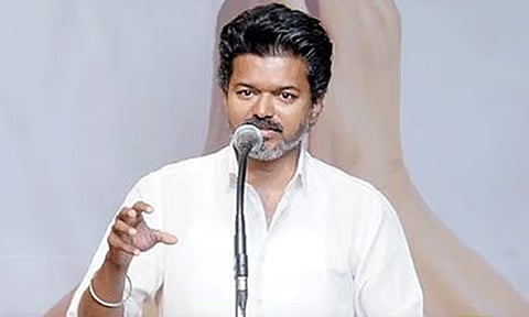 பொள்ளாச்சி அருகே தேர்தல் விளம்பரத்தை தடுத்த பெண் மீது தாக்குதல்: விஜய் கண்டனம்