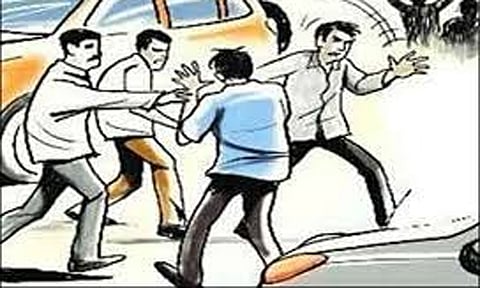 காதலனுடன் சேர்ந்து வாழ காதலிக்கு அனுமதி: கோர்ட்டு வளாகத்தில் இருதரப்பினர் இடையே மோதல்