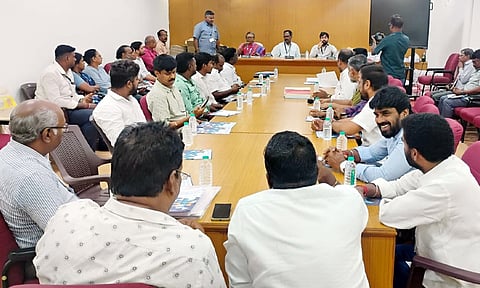 ஆயிரம் விளக்கு தொகுதி: வேட்பாளர்களுடன் தேர்தல் செலவினம், தேர்தல் விதிமுறைகள் தொடர்பான ஆய்வுக் கூட்டம்