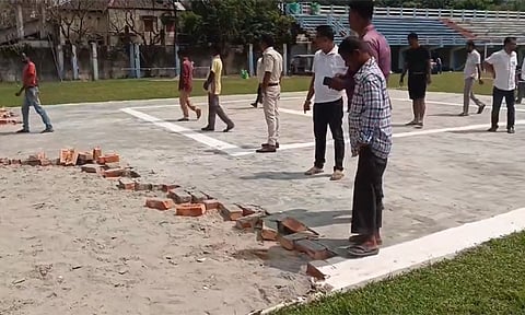 மேற்கு வங்காளத்தில் ராகுல்காந்தியின் ஹெலிகாப்டர் தளம் சிதைப்பு: திரிணாமுல் காங்கிரஸ் மீது காங்கிரஸ் புகார்