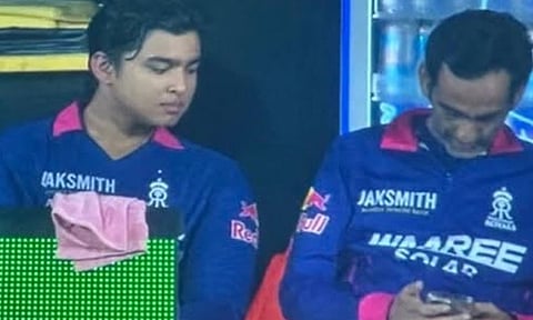 டக்-அவுட்டில் போன் பயன்படுத்திய ராஜஸ்தான் மேலாளர் - பிசிசிஐ நோட்டீஸ்