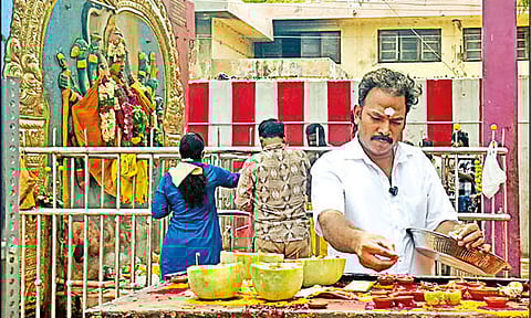 சுடுகாட்டில் பூஜை செய்த வேட்பாளர்: எதற்காக தெரியுமா?