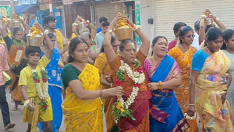 பால்குடம் எடுத்து வந்த பக்தர்கள்