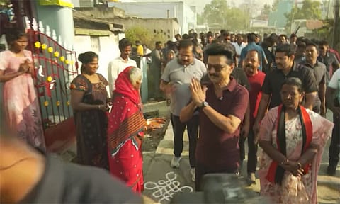 வேலூரில் வீடு வீடாக சென்று வாக்கு சேகரித்த முதல்-அமைச்சர் மு.க.ஸ்டாலின்