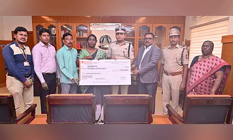 பணியின்போது இறந்த போலீஸ் அதிகாரி குடும்பத்திற்கு ரூ.15 லட்சம் காசோலை; நெல்லை போலீஸ் கமிஷனர் வழங்கினார்