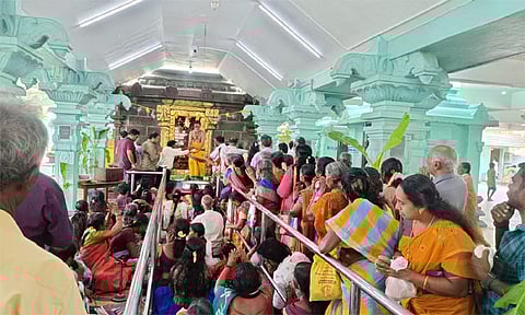 நாகர்கோவில் கள்ளியங்காடு சிவபுரம் சிவன் கோவிலில் விஷு கனி காணும் நிகழ்ச்சியில் பங்கேற்ற பக்தர்கள்