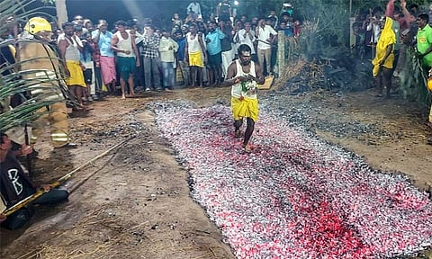 தீமிதித்த பக்தர்