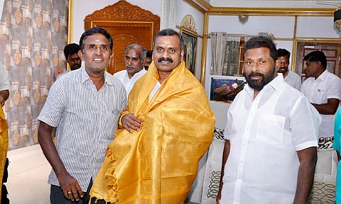 திமுக நிர்வாகியிடம் ஆதரவு கேட்ட பாஜக வேட்பாளர் எல்.முருகன்