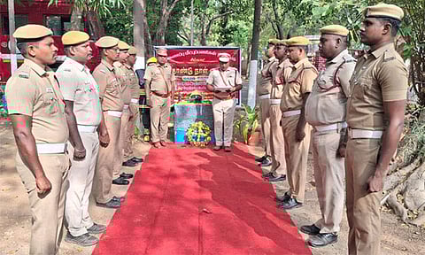 தூத்துக்குடி: வீரமரணம் அடைந்த தீயணைப்பு வீரர்களுக்கு நினைவு அஞ்சலி