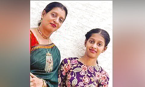 17 வயது மகளை கழுத்தை நெரித்துக் கொன்று தாய் தற்கொலை: காரணம் என்ன?- போலீஸ் விசாரணை