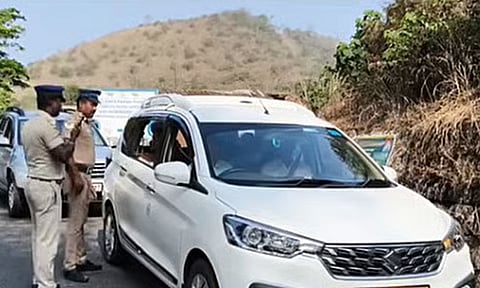 சேலத்தில் பறக்கும் படை சோதனை: 3 பேரிடம் ரூ.4.5 லட்சம் பறிமுதல்