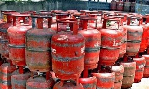 சமையல் கியாஸ் சிலிண்டர் வினியோகம் சீராக 4 ஆண்டுகள் ஆகும் - அதிர்ச்சி தகவல்