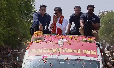 விஜய் மீது 3 வழக்குகள் பதிவு விதிகளை மீறி பிரசாரம் செய்ததாக குற்றச்சாட்டு