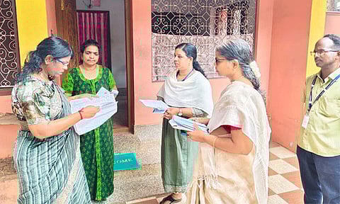 கன்னியாகுமரியில் வாக்காளர்களுக்கு தகவல் சீட்டு வழங்கும் பணி தீவிரம்: கலெக்டர் ஆய்வு