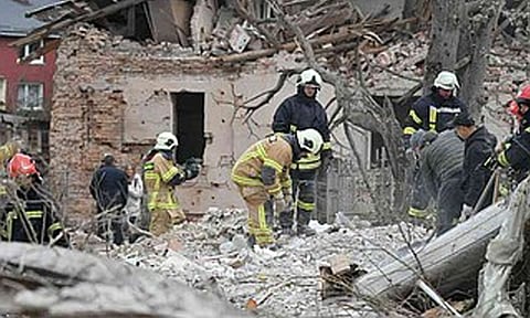 உக்ரைன் மீது பல மணிநேரம் ராக்கெட், டிரோன் கொண்டு ரஷியா தாக்குதல்; 16 பேர் பலி