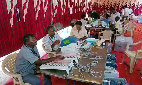 சென்னையில் வாக்குப்பதிவு இயந்திரங்களில் வேட்பாளர்களின் பெயர் பொருத்தும் பணி: தேர்தல் அலுவலர் ஆய்வு