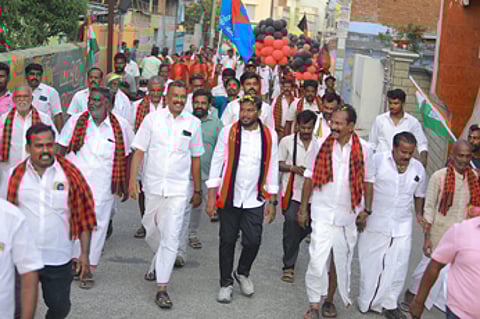 தென்காசி தொகுதி தி.மு.க. வேட்பாளர் கலை கதிரவன் வீதி, வீதியாக நடந்து சென்று வாக்கு சேகரிப்பு